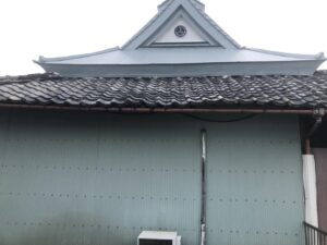 瓦屋根修理　雨漏り　板金修理　大工工事